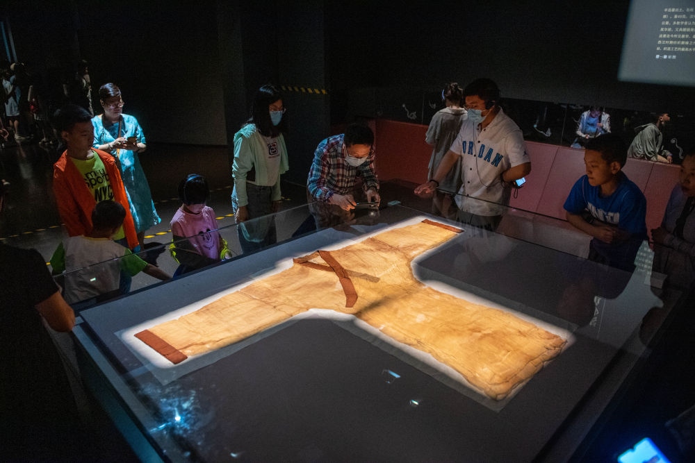 在湖南博物院，游客在參觀馬王堆漢墓出土文物“素紗單衣”（6月7日攝）。新華社記者 陳思汗 攝