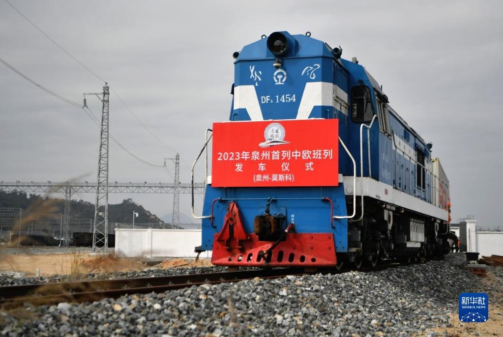 2月3日，中歐班列駛出興泉鐵路黃塘站。當日，滿載著55個集裝箱的中歐班列，從位于福建泉州惠安縣的興泉鐵路黃塘站駛出。這是泉州今年開出的首趟中歐班列，也是興泉鐵路開通后的首趟泉州中歐班列。據(jù)了解，此次班列裝載產(chǎn)品主要來自泉州進出口企業(yè)，貨重601.4噸，貨值約262.5萬美元。新華社記者 魏培全 攝