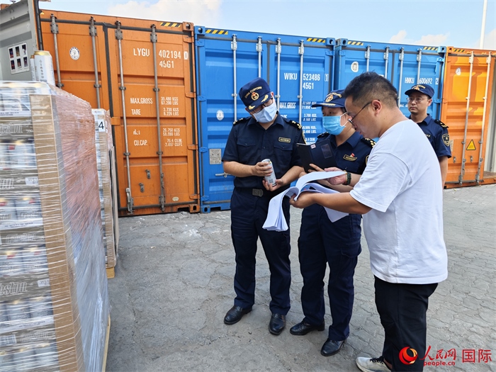 8月3日，鄭州車站海關(guān)工作人員在查驗報關(guān)貨物。人民網(wǎng) 崔譯戈攝