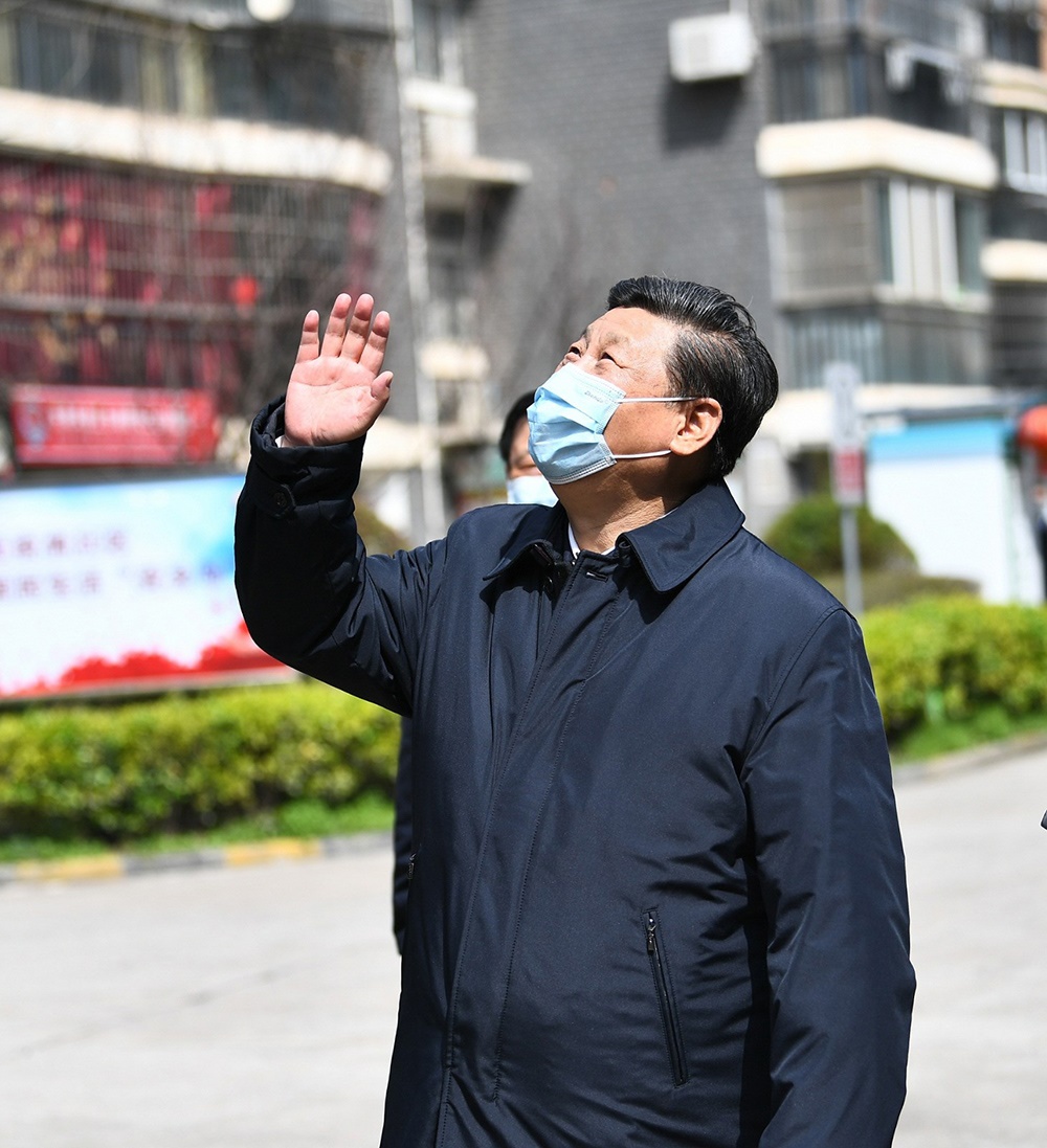 2020年3月10日，習(xí)近平總書(shū)記在湖北省武漢市東湖新城社區(qū)考察時(shí)，向在家隔離居住的居民揮手致意、表示慰問(wèn)。