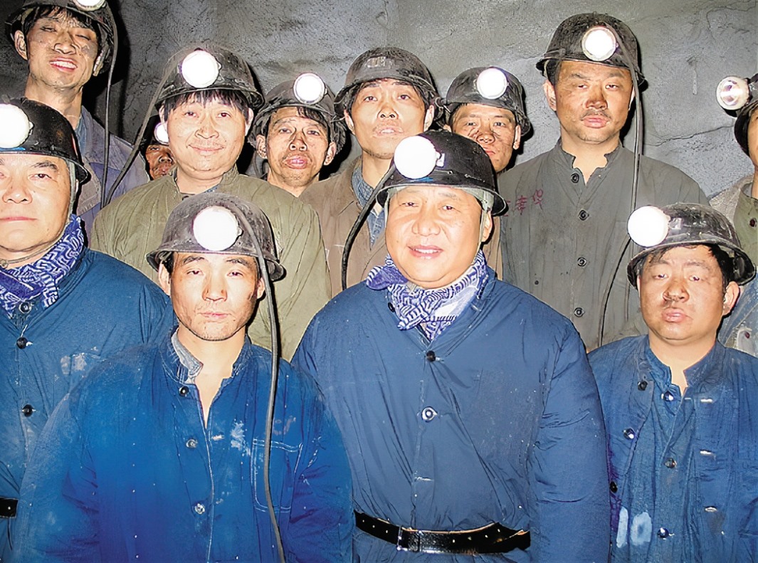 2005年1月26日，習(xí)近平在浙江省湖州市長(zhǎng)興縣長(zhǎng)廣煤礦井下慰問(wèn)煤礦工人。