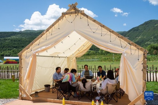 8月12日，游客在寧夏固原市涇源縣大灣鄉(xiāng)楊嶺村品嘗當(dāng)?shù)孛朗?。新華社記者 李旭倫 攝