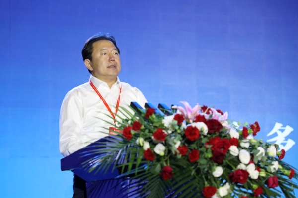 鄂爾多斯市委常委、伊金霍洛旗委書記華瑞鋒致辭。人民網(wǎng)記者 李乃妍攝