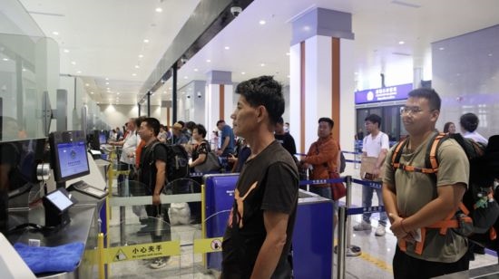 6月13日，乘坐中老鐵路國際旅客列車的旅客在磨憨邊檢大廳排隊候檢。李揚 攝