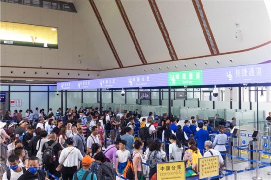 7月22日，乘坐中老鐵路國際旅客列車的旅客在磨憨邊檢大廳排隊候檢。衛(wèi)海林 攝