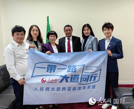 穆拉圖·特肖梅與人民網(wǎng)記者合影。