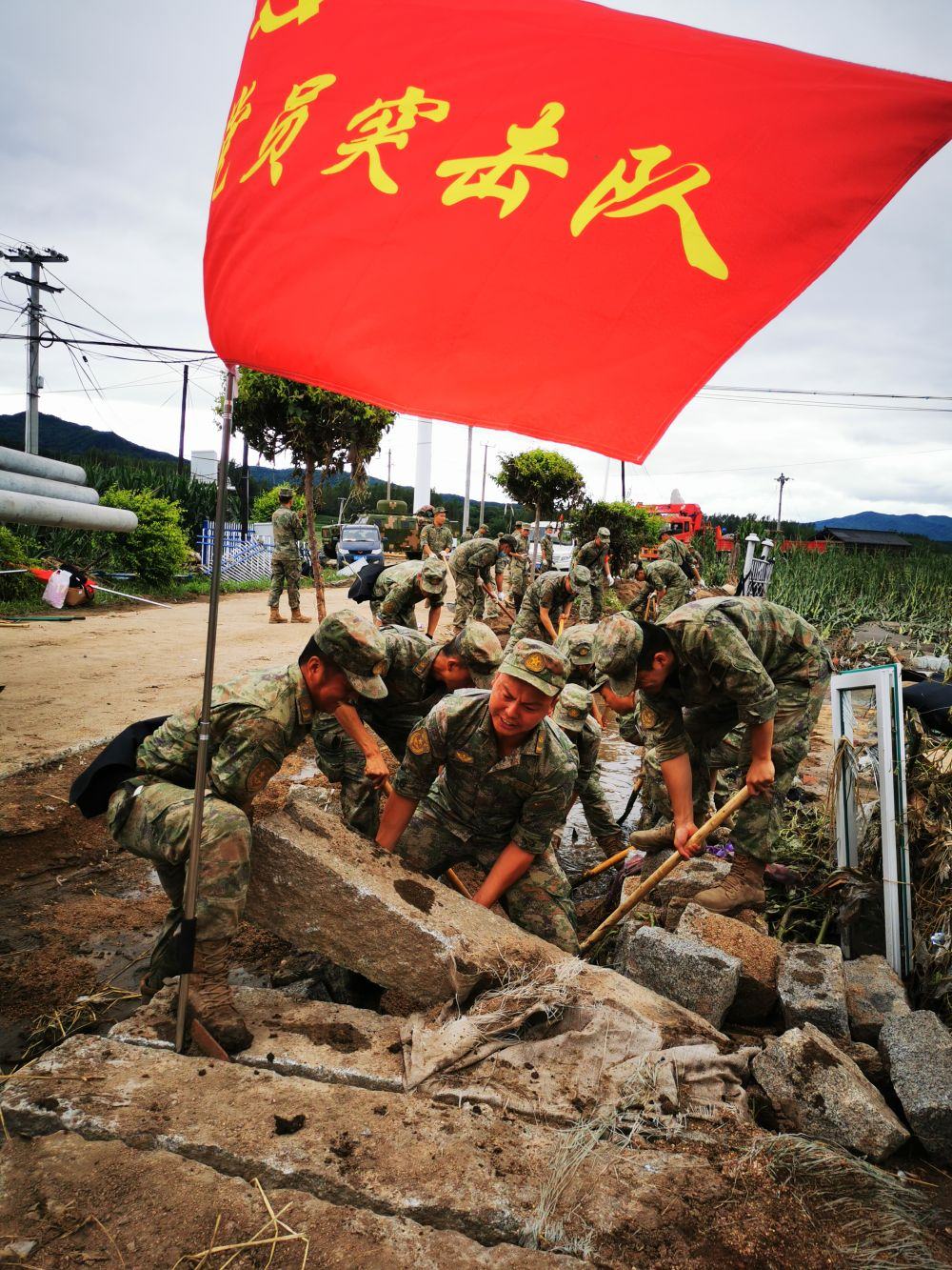 8月7日，陸軍第78集團(tuán)軍某旅組織黨員突擊隊(duì)在吉林舒蘭市七里鄉(xiāng)清理路障。新華社發(fā)（劉洋 攝）