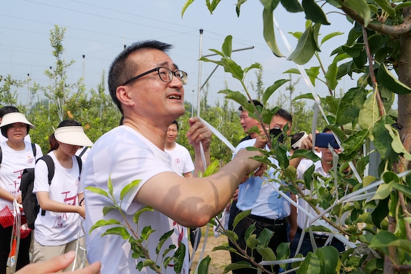 上財(cái)校長劉元春帶領(lǐng)河北保定“千村調(diào)查”分隊(duì)開展勞動(dòng)實(shí)踐。校方供圖