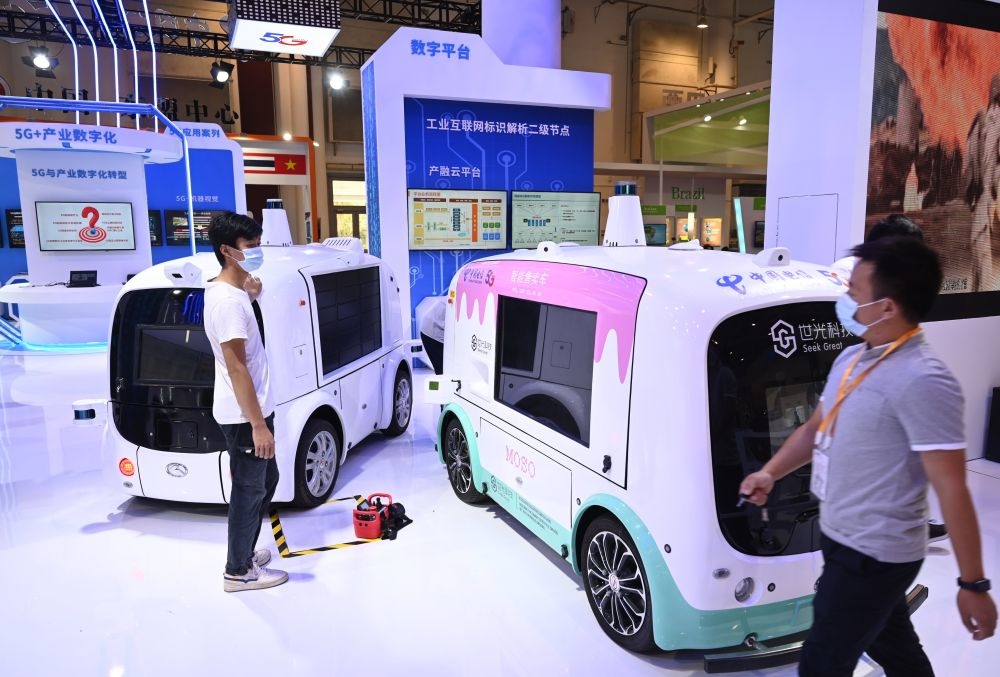 中國制造的智能汽車模型在2021金磚國家新工業(yè)革命展現(xiàn)場(chǎng)展出（2021年9月9日攝）。新華社記者 林善傳 攝