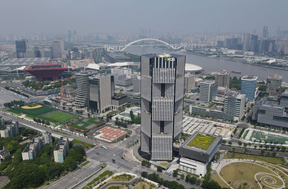 位于上海浦東新區(qū)世博園區(qū)的金磚國家新開發(fā)銀行總部大樓（2022年6月17日攝，無人機(jī)照片）。新華社記者 方喆 攝