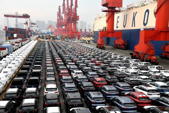 商品車在山東港口青島港大港公司八號(hào)碼頭等候裝船（2022年8月7日）。大型滾裝貨輪“晨聲輪”靠泊山東港口青島港大港公司八號(hào)碼頭，將各類逾1900輛商品車運(yùn)往非洲。新華社記者 李紫恒 攝