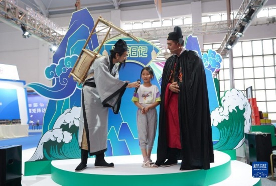 8月16日，一名小朋友在第七屆中國(guó)—南亞博覽會(huì)文化旅游館參加問答活動(dòng)。