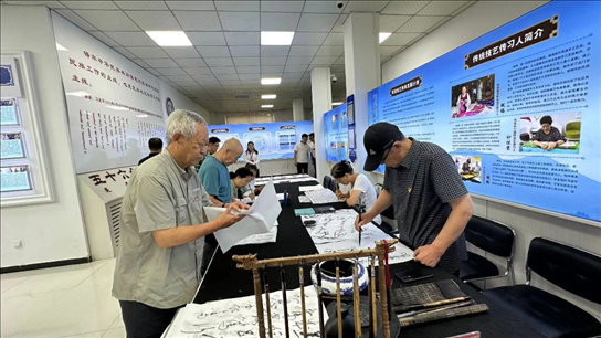 臨潢家園社區(qū)居民在書(shū)法練習(xí)室練習(xí)書(shū)法。人民網(wǎng)記者 金洪花攝