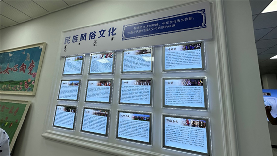 社區(qū)服務(wù)中心內(nèi)民族風(fēng)俗文化墻。人民網(wǎng)記者 金洪花攝