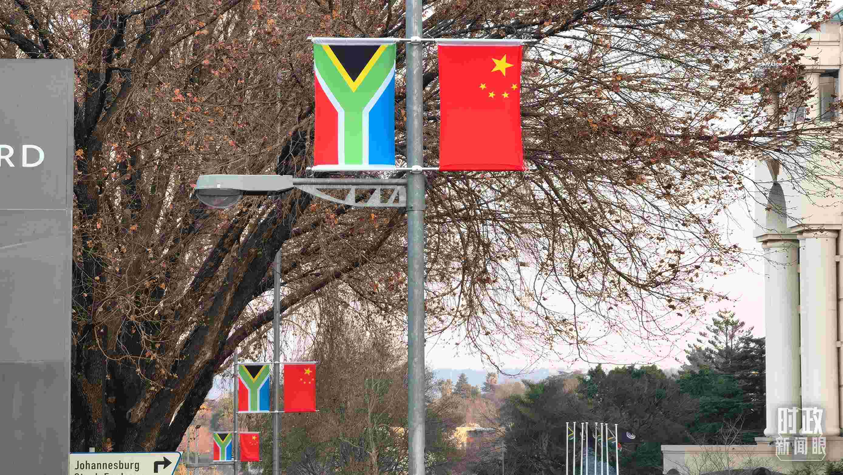 △約翰內(nèi)斯堡，街頭懸掛著中南兩國(guó)國(guó)旗。（總臺(tái)央視記者韓銳拍攝）