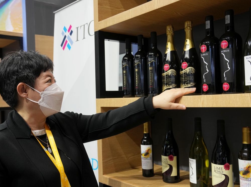 這是在中國(guó)上海舉行的第五屆進(jìn)博會(huì)上拍攝的來自南非的葡萄酒（2022年11月7日攝）。