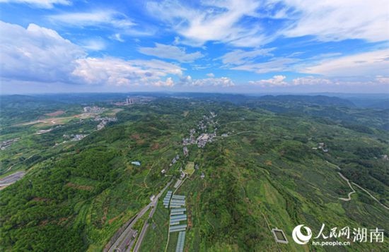 群山環(huán)抱的菖蒲塘村。 人民網(wǎng)記者 劉賓攝