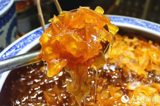 以柚子為原料做的蜂蜜柚子膏。 人民網(wǎng)記者 劉賓攝