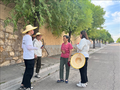 國(guó)土整治與生態(tài)修復(fù)實(shí)踐調(diào)研團(tuán)師生與村民交流。校方供圖