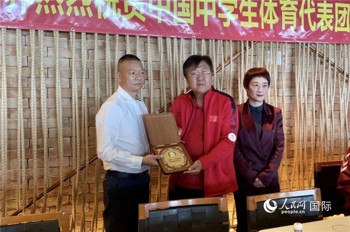 巴西中國和平統(tǒng)一促進(jìn)會會長王俊曉向中國中學(xué)生體育代表團(tuán)團(tuán)長劉立新贈送紀(jì)念品。人民網(wǎng)記者 宋亦然攝