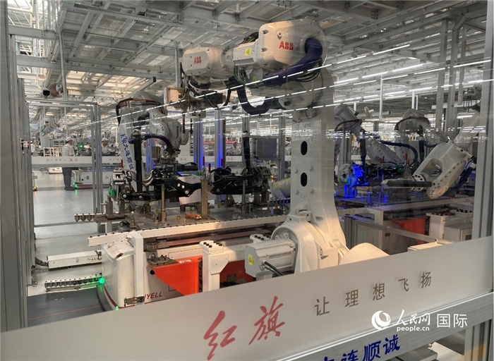 一汽—紅旗繁榮工廠內(nèi)的智能機器人。人民網(wǎng) 宋歌攝