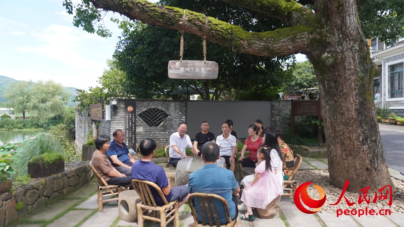 余杭區(qū)徑山鎮(zhèn)小古城村村民在“樟樹下議事”。人民網(wǎng)肖聰聰攝
