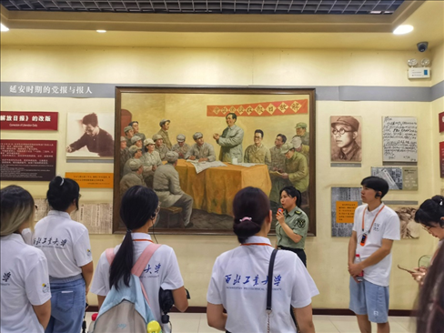 中外學生在延安參觀博物館。學校供圖