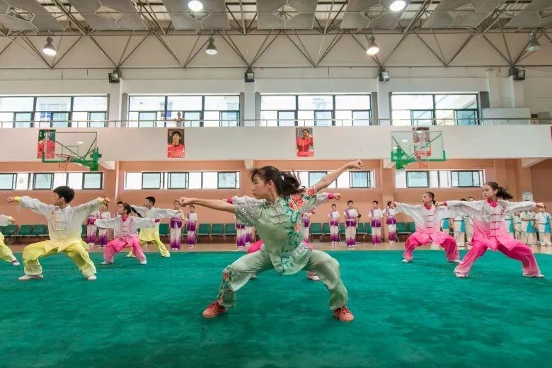 △今年暑假期間，浙江溫州舉行青少年學(xué)生陽光體育運(yùn)動會。