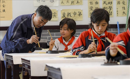 △新疆疏附縣托克扎克鎮(zhèn)中心小學(xué)書法教室內(nèi)，同學(xué)們正在學(xué)習(xí)寫毛筆字。