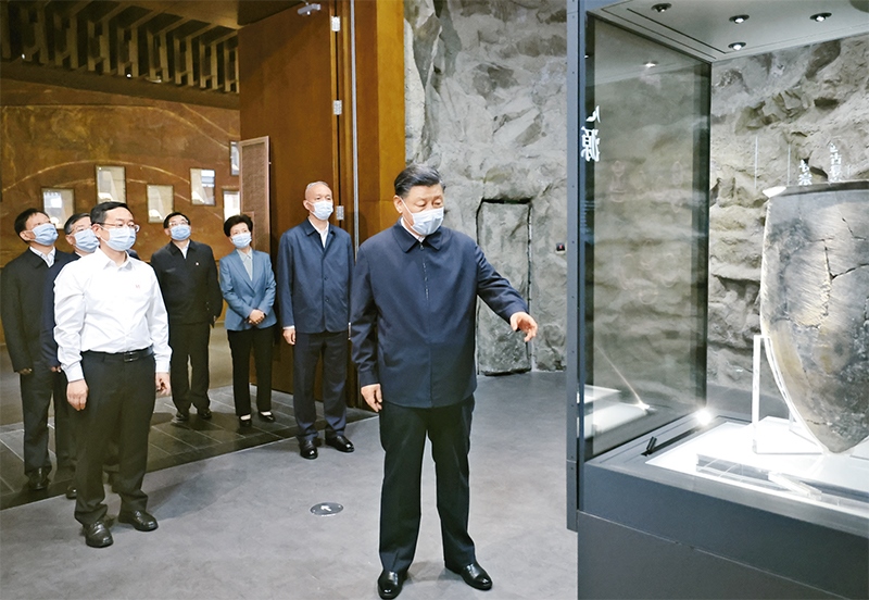 2023年6月2日，中共中央總書記、國家主席、中央軍委主席習(xí)近平在北京出席文化傳承發(fā)展座談會并發(fā)表重要講話。這是座談會前，習(xí)近平2日下午在中國歷史研究院考察。 新華社記者 鞠鵬/攝