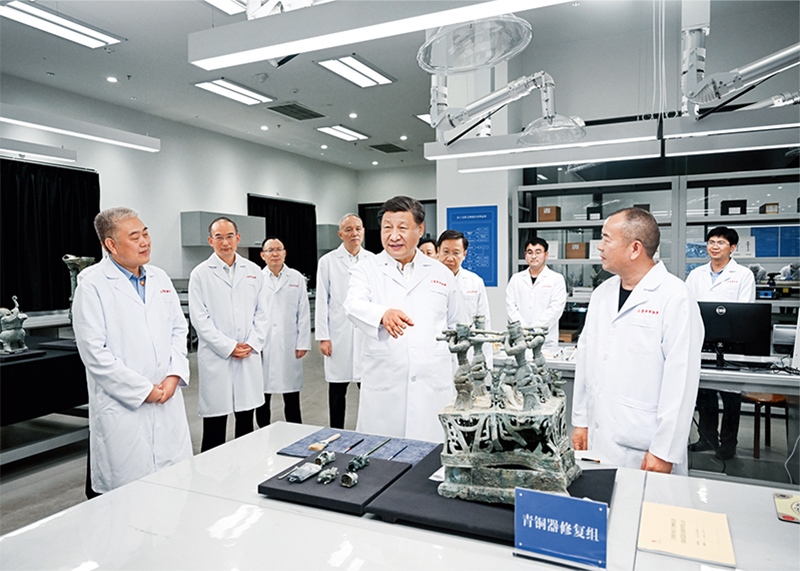 2023年7月25日至27日，中共中央總書記、國家主席、中央軍委主席習(xí)近平在四川考察。這是26日下午，習(xí)近平在位于德陽市廣漢市的三星堆博物館文物保護(hù)與修復(fù)館，同現(xiàn)場工作人員親切交流。 新華社記者 謝環(huán)馳/攝