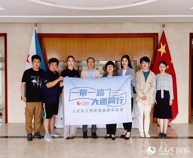 胡斌大使（左四）、使館工作人員與人民網(wǎng)記者合影。