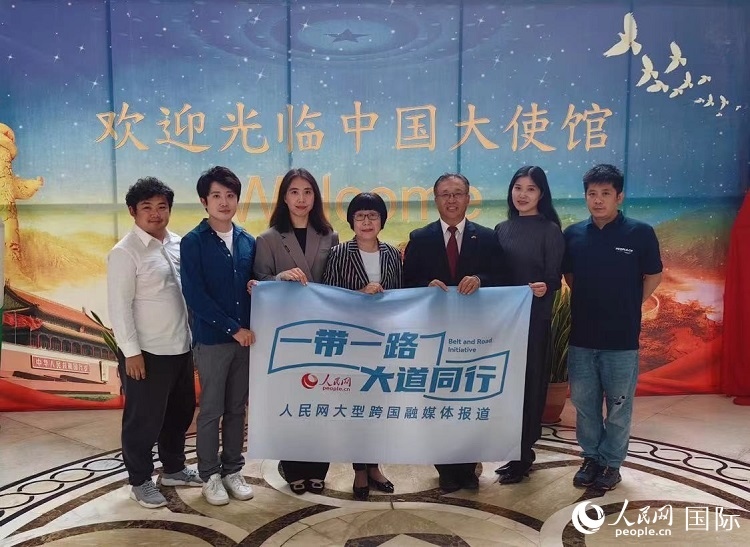 崔建春大使（右三）與人民網(wǎng)記者合影。