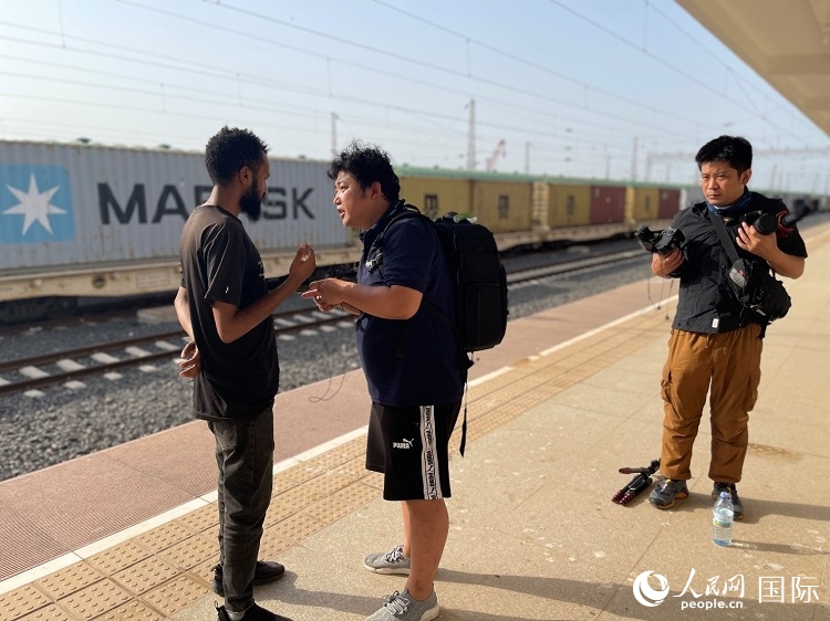 亞吉鐵路吉布提線工作人員介紹列車運(yùn)營(yíng)情況。人民網(wǎng)記者 趙艷紅攝