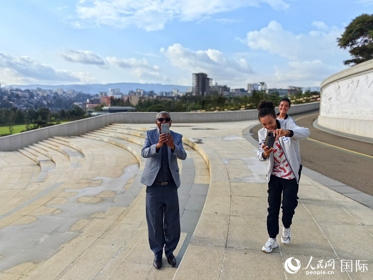 亞的斯亞貝巴友誼廣場(chǎng)的游客與人民網(wǎng)記者互動(dòng)。人民網(wǎng)記者 陳星星攝