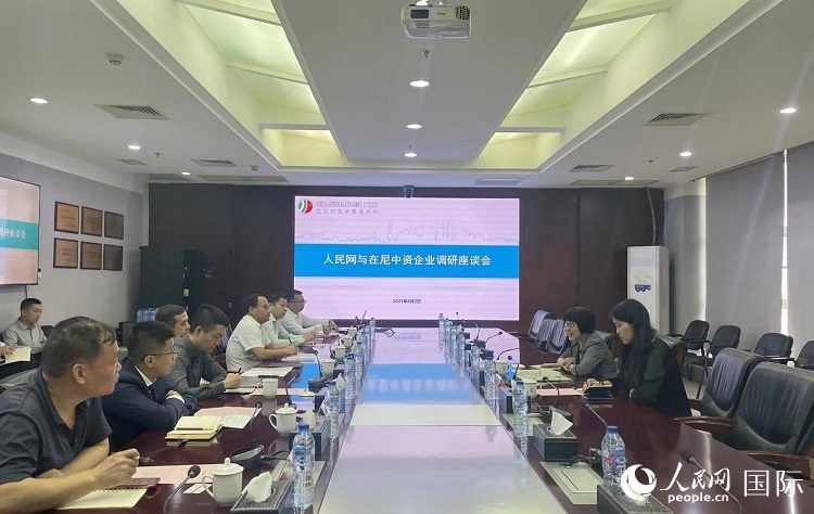 尼日利亞中國(guó)商會(huì)企業(yè)代表與人民網(wǎng)記者座談。