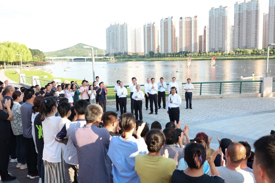 2022年8月16日，習近平在遼寧錦州東湖森林公園察看小凌河沿岸生態(tài)環(huán)境時，同正在休閑、進行文化活動的群眾親切交流。