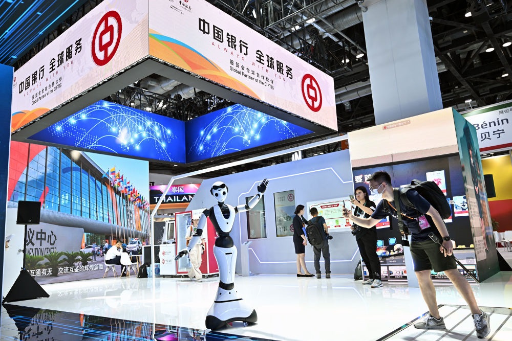 9月1日，媒體記者在國(guó)家會(huì)議中心中國(guó)銀行展臺(tái)拍攝一款迎賓接待機(jī)器人。新華社記者 李鑫 攝