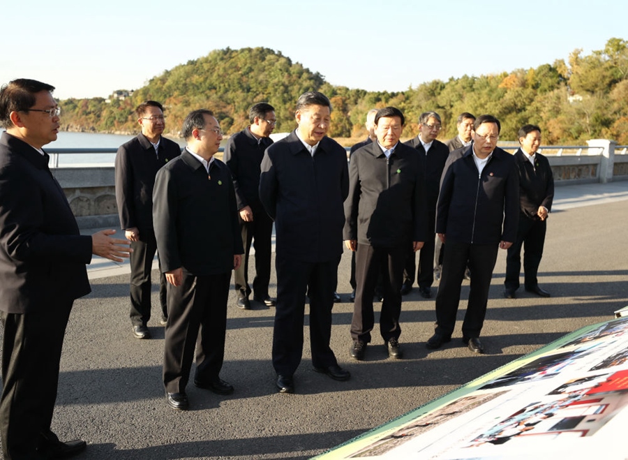 2020年11月12日，習近平在江蘇南通五山地區(qū)濱江片區(qū)，沿江邊步行察看濱江生態(tài)環(huán)境。