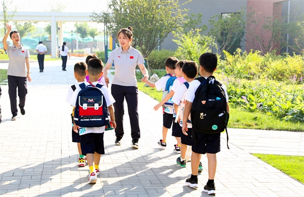 8月30日，雄安史家胡同小學(xué)學(xué)生體驗(yàn)學(xué)校生活。老師帶學(xué)生進(jìn)教室。