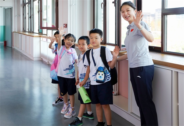 8月30日，雄安史家胡同小學(xué)學(xué)生體驗(yàn)學(xué)校生活。老師帶學(xué)生進(jìn)教室。