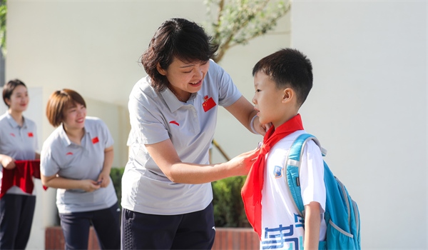 8月30日，雄安史家胡同小學(xué)學(xué)生體驗(yàn)學(xué)校生活。老師為學(xué)生佩戴?；铡? /></p> <p style=