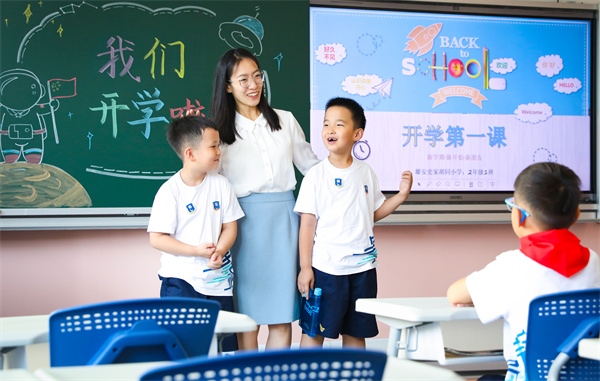 8月30日，雄安史家胡同小學(xué)學(xué)生體驗(yàn)學(xué)校生活。