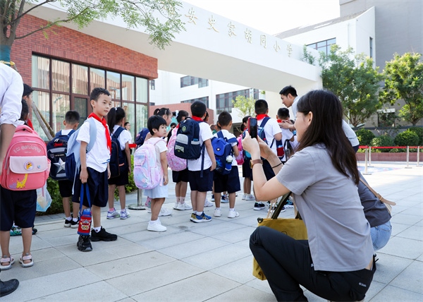 8月30日，雄安史家胡同小學(xué)學(xué)生體驗(yàn)學(xué)校生活。