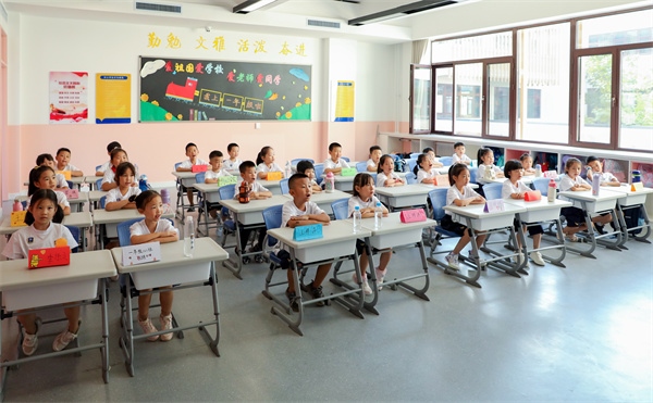 8月30日，雄安史家胡同小學(xué)學(xué)生體驗(yàn)學(xué)校生活。