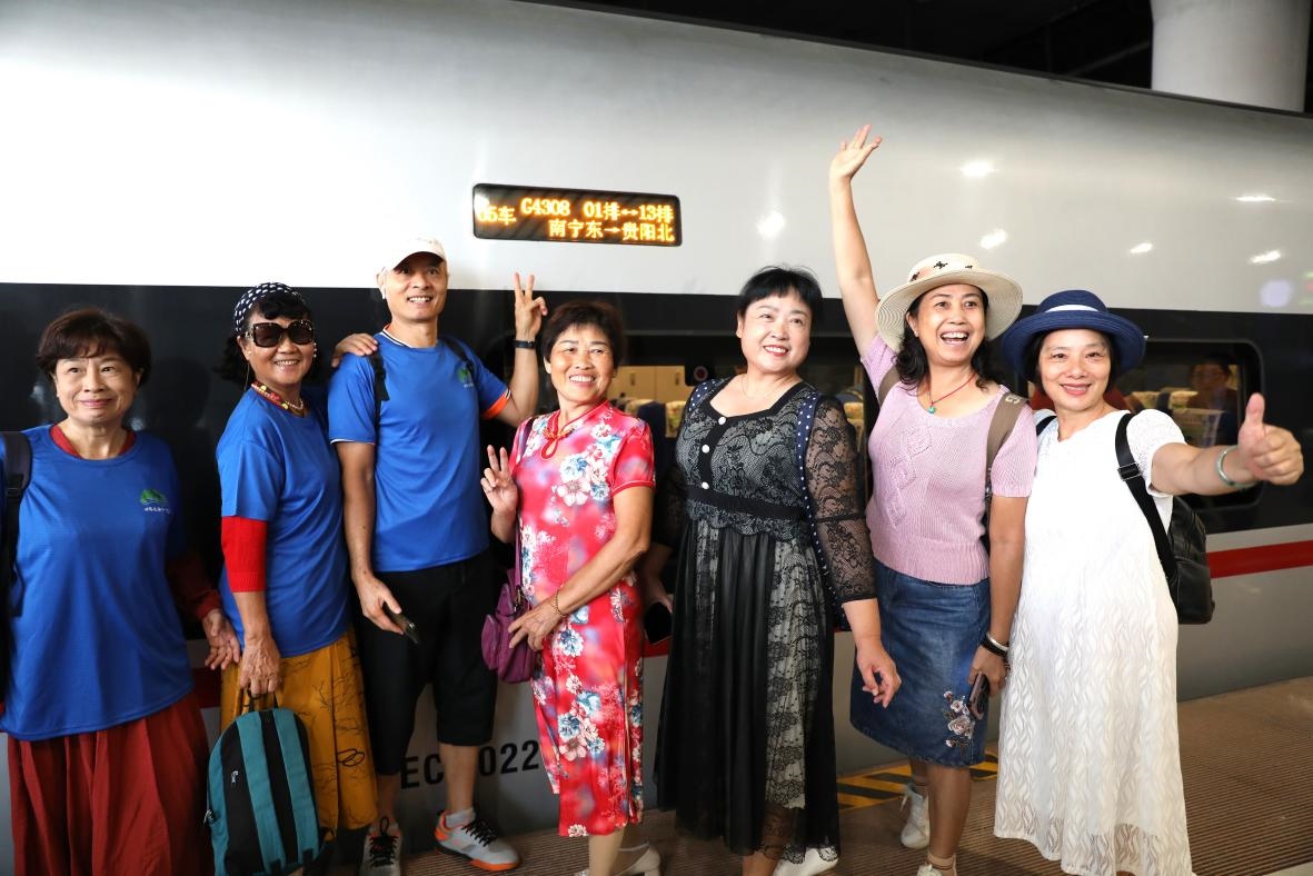 在南寧東站，旅客與貴南高鐵首發(fā)列車合影。 林祥云攝