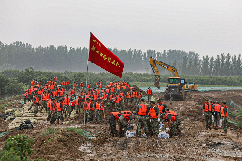 △2023年8月2日，中部戰(zhàn)區(qū)陸軍第82集團軍“鐵軍旅”官兵在河北省高碑店市白溝河任務區(qū)加固岸堤。