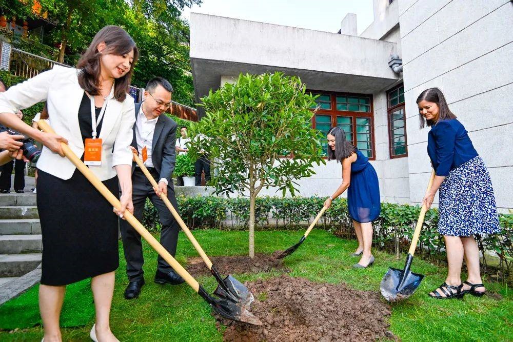 2023年8月8日，重慶史迪威博物館，史迪威將軍后代和朱德同志后代共植友誼樹。