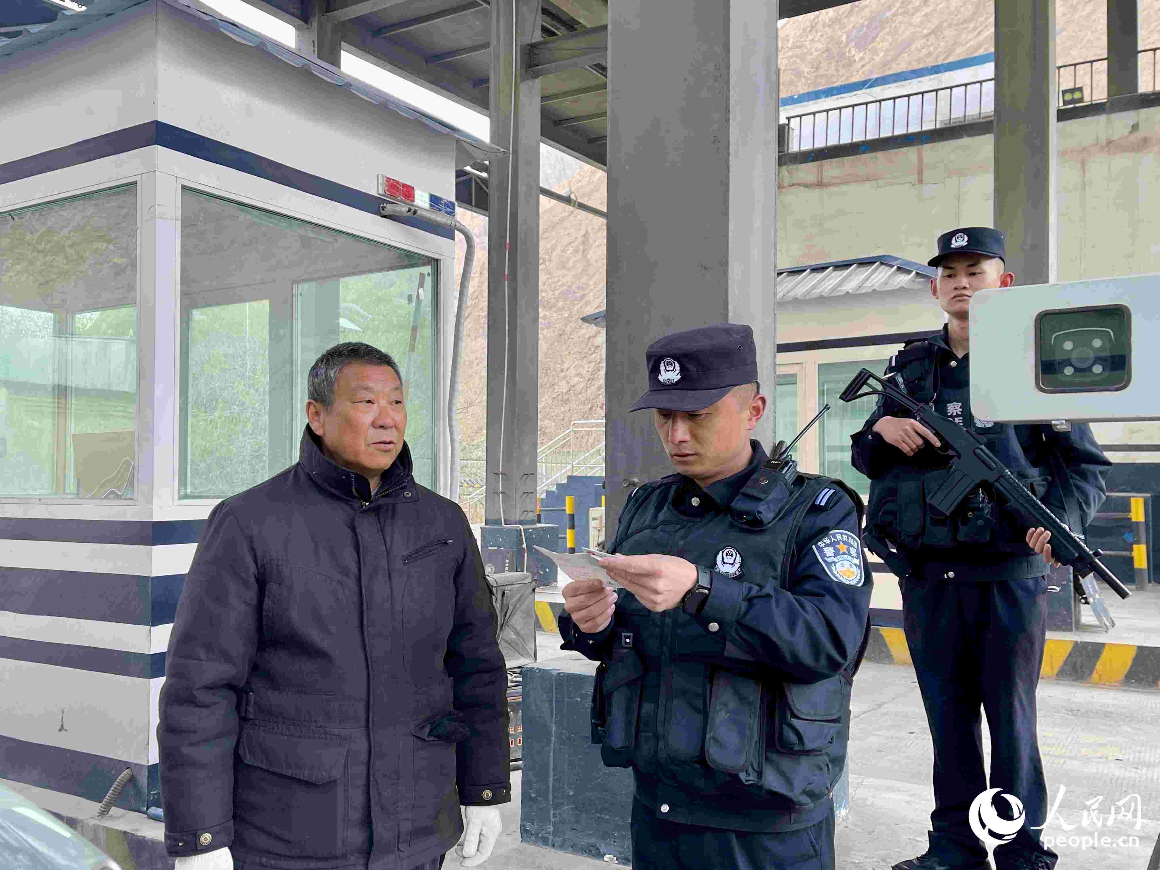 2023年5月10日，在庫(kù)地邊境檢查站，陳暢核對(duì)進(jìn)出邊境管理區(qū)人員信息。人民網(wǎng) 周靜圓攝
