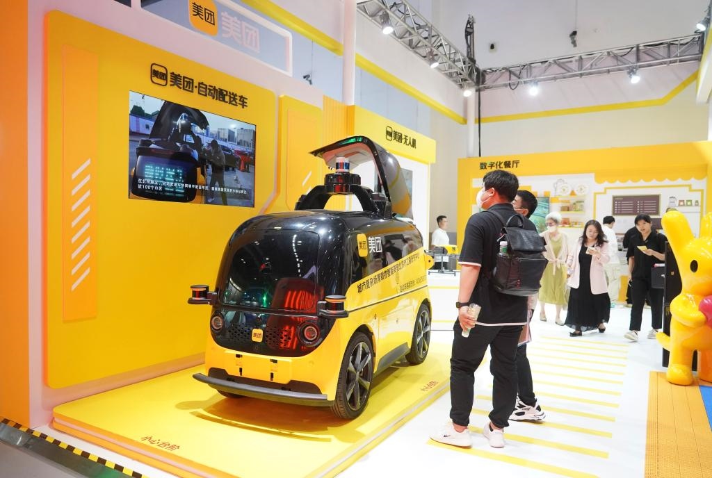9月4日，在2023年服貿會國家會議中心美團展臺，觀眾參觀一款自動配送車。新華社記者 劉嶺逸 攝